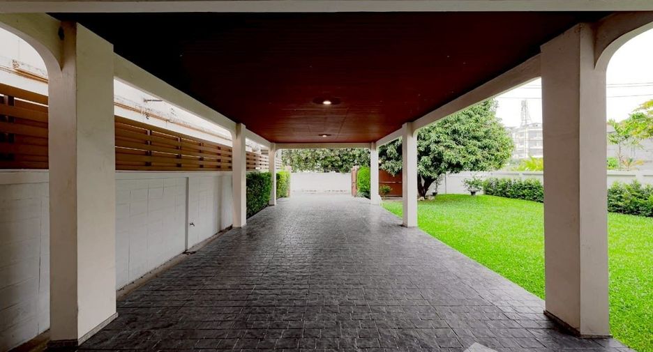 Casa en venta y en alquiler de 6 habitaciones en Phra Khanong, Bangkok