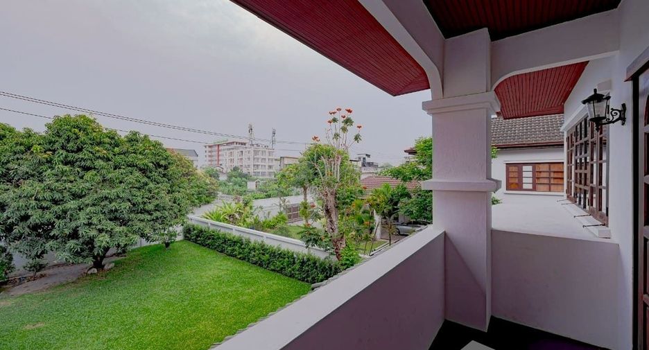 Casa en venta y en alquiler de 6 habitaciones en Phra Khanong, Bangkok