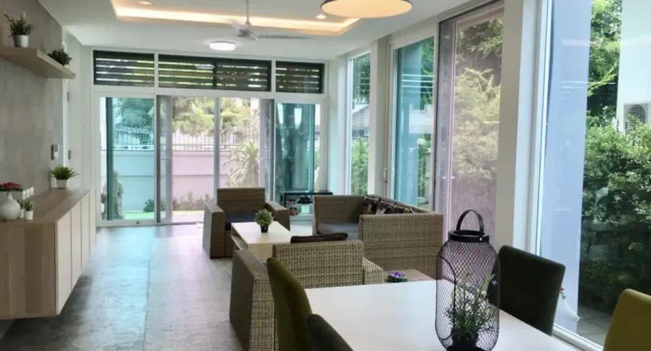 For sale and for rent 4 bedrooms house in Huai Khwang, Bangkok