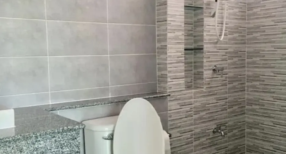 For sale and for rent 4 bedrooms house in Huai Khwang, Bangkok