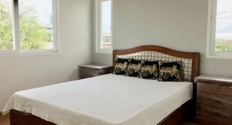For sale and for rent 4 bedrooms house in Huai Khwang, Bangkok