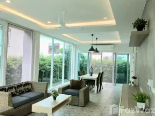 Haus zum Kauf und zur Miete mit 4 Zimmer in Huai Khwang, Bangkok