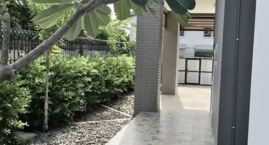 For sale and for rent 4 bedrooms house in Huai Khwang, Bangkok