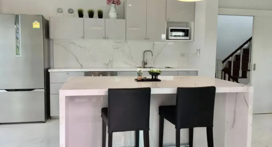 For sale and for rent 4 bedrooms house in Huai Khwang, Bangkok