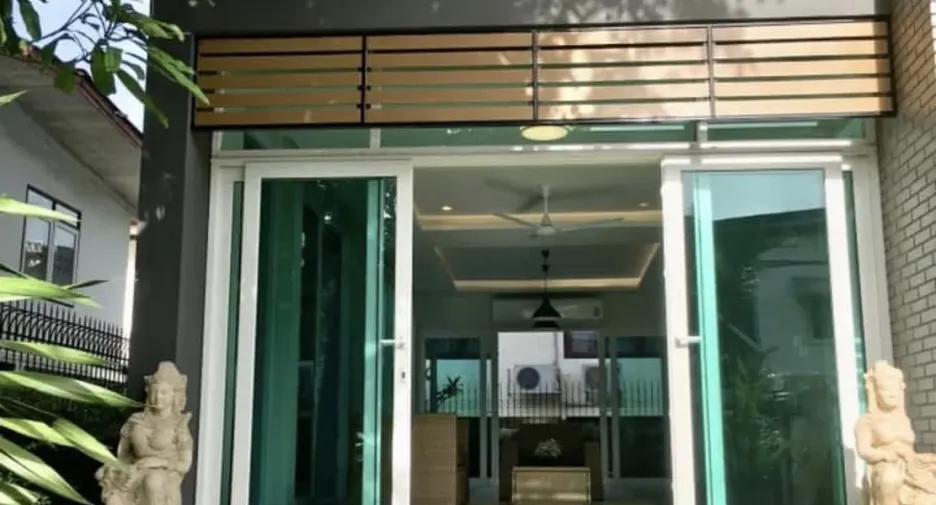 For sale and for rent 4 bedrooms house in Huai Khwang, Bangkok