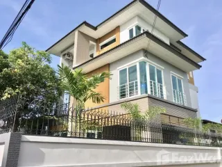 Haus zum Kauf und zur Miete mit 4 Zimmer in Huai Khwang, Bangkok