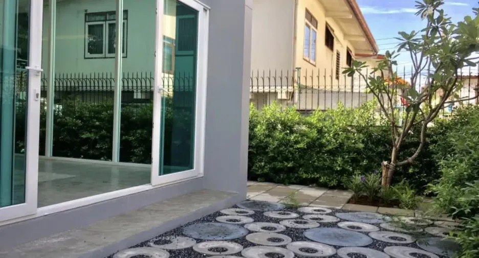 For sale and for rent 4 bedrooms house in Huai Khwang, Bangkok