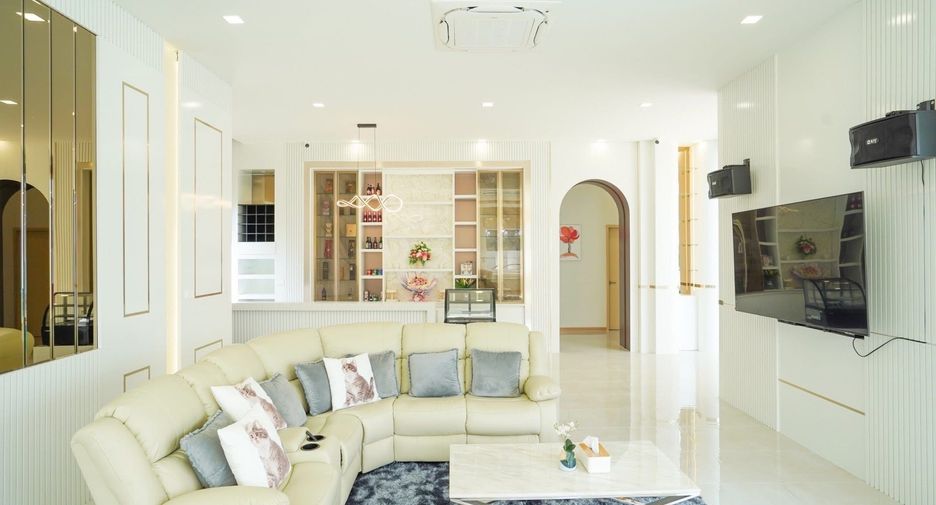 For sale 6 bedrooms villa in Saraphi, Chiang Mai