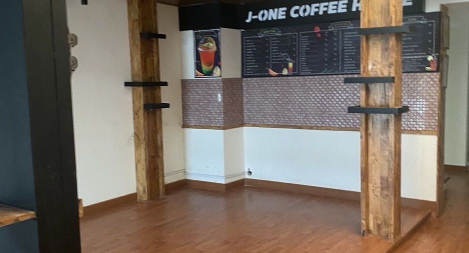 For rent 5 bedrooms retail Space in Mueang Chiang Mai, Chiang Mai