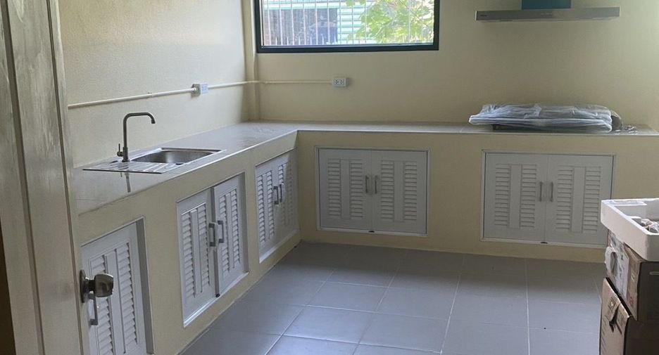For rent 5 bedrooms retail Space in Mueang Chiang Mai, Chiang Mai
