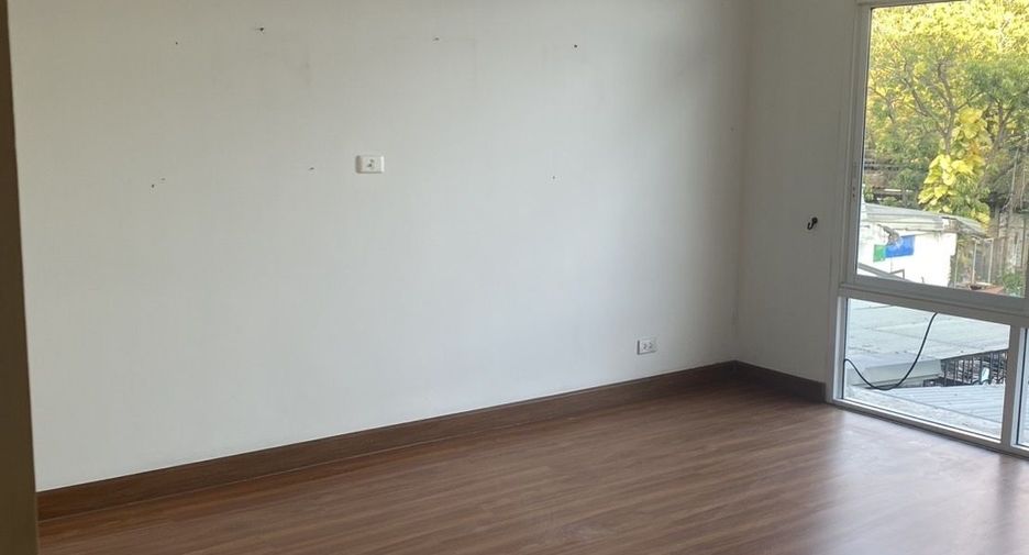 For rent 5 bedrooms retail Space in Mueang Chiang Mai, Chiang Mai