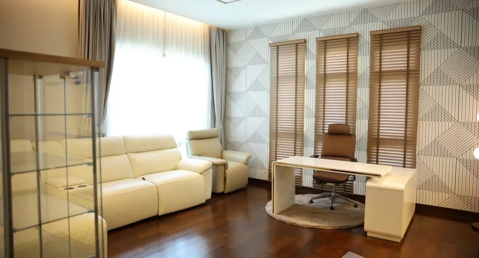 For sale and for rent 5 bedrooms house in Lat Krabang, Bangkok