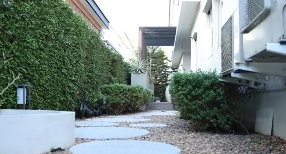 For sale and for rent 5 bedrooms house in Lat Krabang, Bangkok