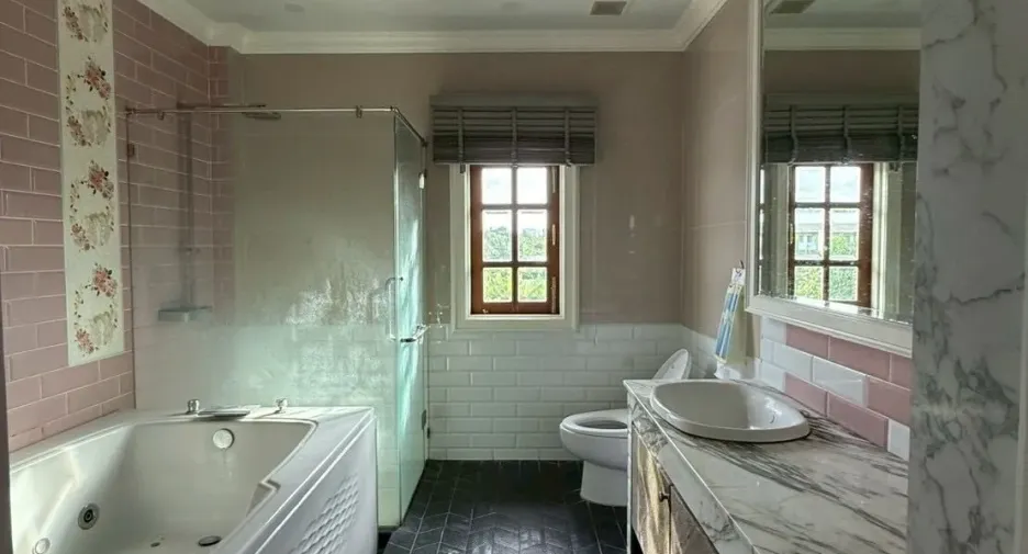For sale and for rent 4 bedrooms house in Lak Si, Bangkok
