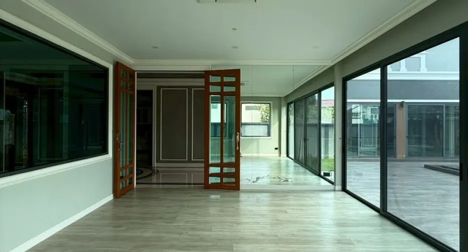 For sale and for rent 4 bedrooms house in Lak Si, Bangkok