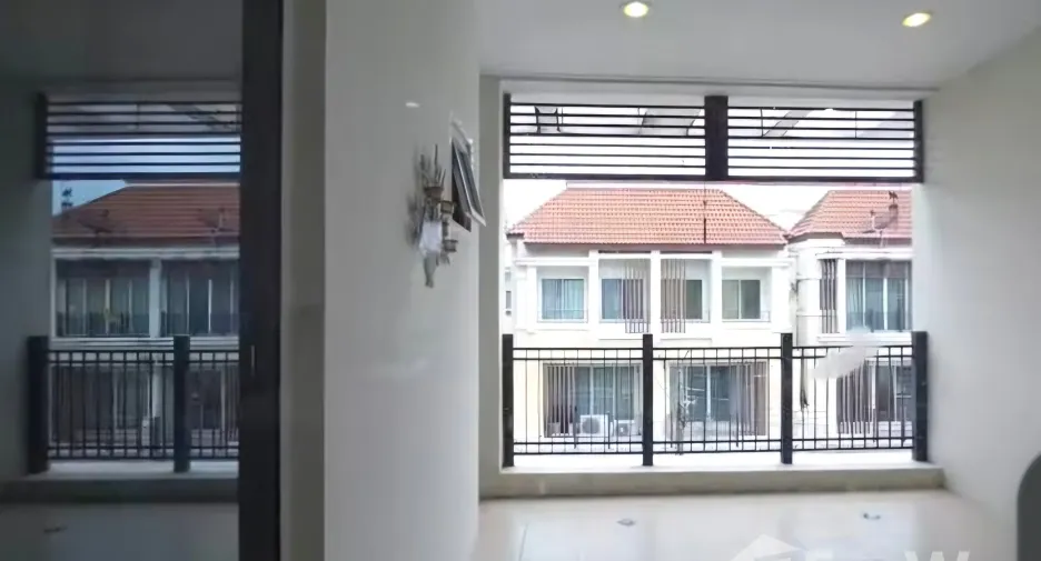 À vendre 3 chambres maison de ville à Bang Khen, Bangkok