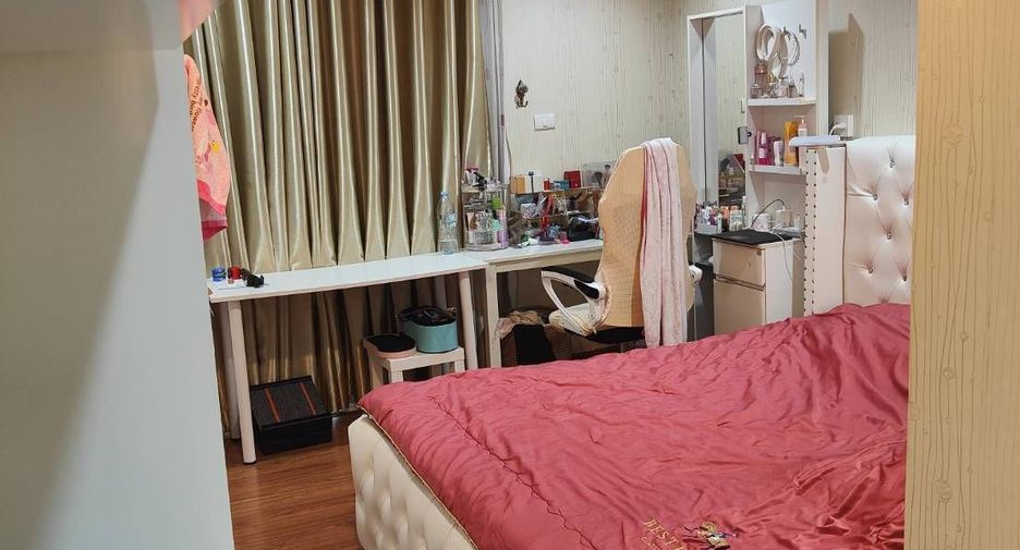 For sale 3 bedrooms townhouse in Wang Thonglang, Bangkok