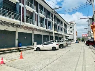 Casa adosada en venta de 3 habitaciones en Bang Bo, Samut Prakan