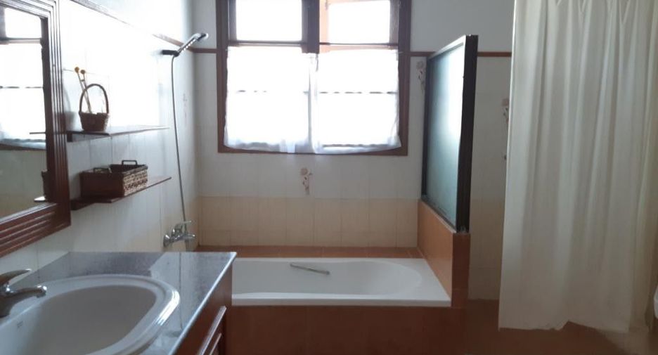 For rent 3 bedrooms house in Mueang Chiang Mai, Chiang Mai