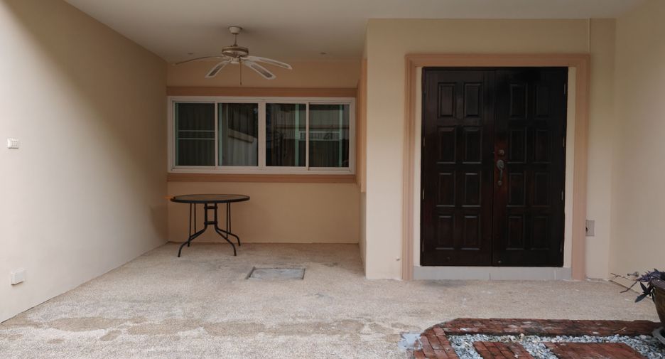 For sale 3 bedrooms townhouse in Bang Lamung, Chonburi