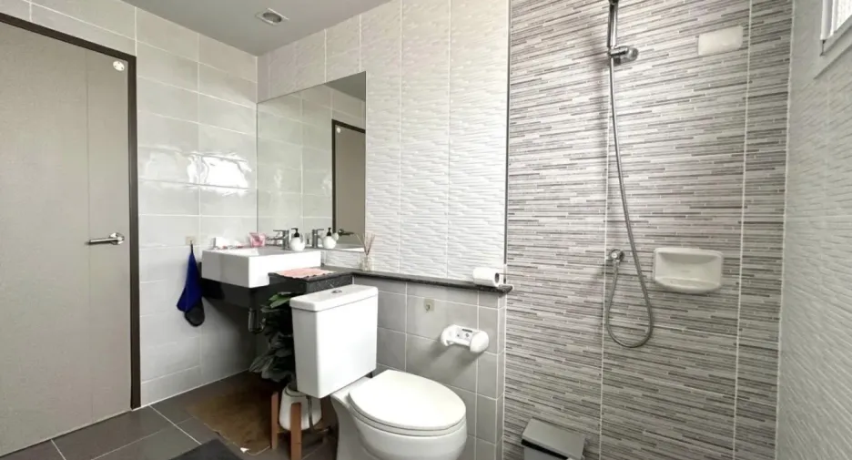 For rent and for sale 4 bedrooms townhouse in Khlong Sam Wa, Bangkok