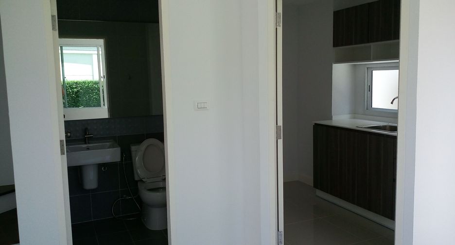 For sale 3 bedrooms townhouse in Lak Si, Bangkok