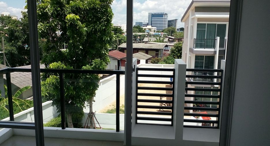 For sale 3 bedrooms townhouse in Lak Si, Bangkok