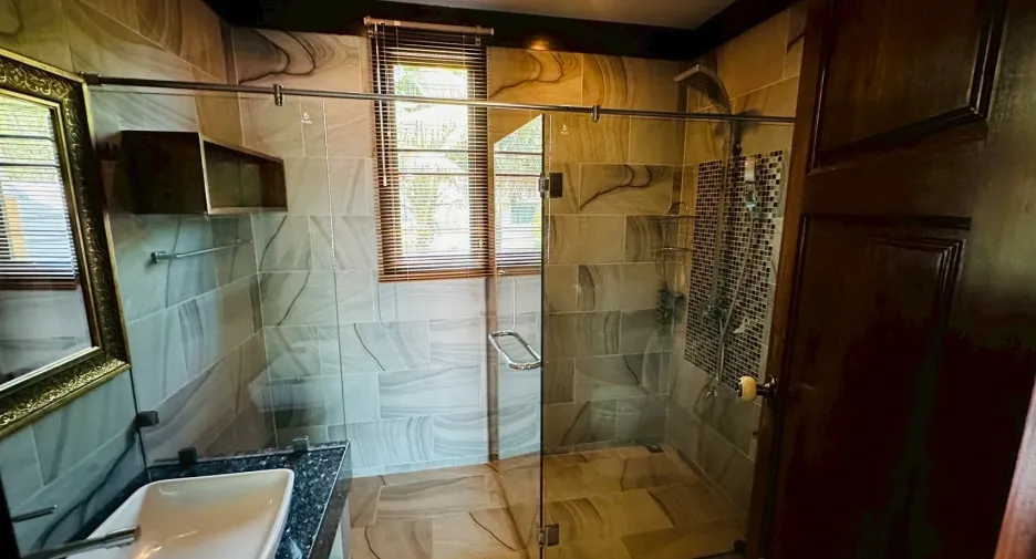 For sale and for rent 5 bedrooms villa in Mueang Chiang Mai, Chiang Mai