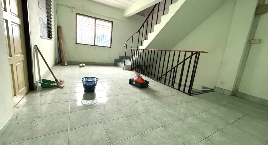 Gewerbefläche zum Kauf und zur Miete mit 6 Zimmer in Mueang Samut Prakan, Samut Prakan