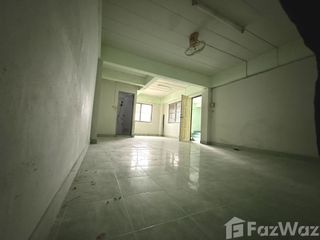 Local comercial en venta y en alquiler de 6 habitaciones en Mueang Samut Prakan, Samut Prakan