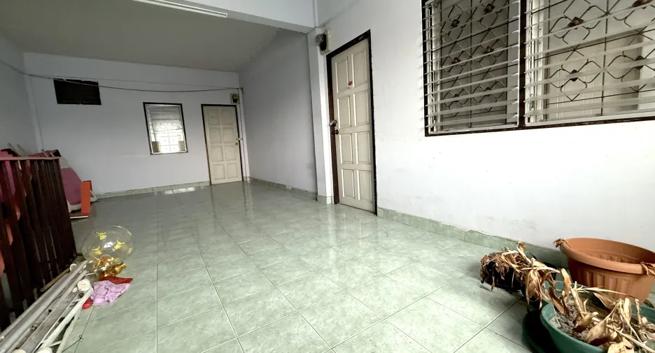 Gewerbefläche zum Kauf und zur Miete mit 6 Zimmer in Mueang Samut Prakan, Samut Prakan