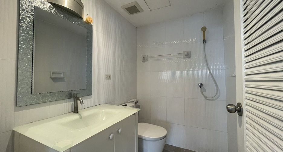 For sale 3 bedrooms condo in Watthana, Bangkok