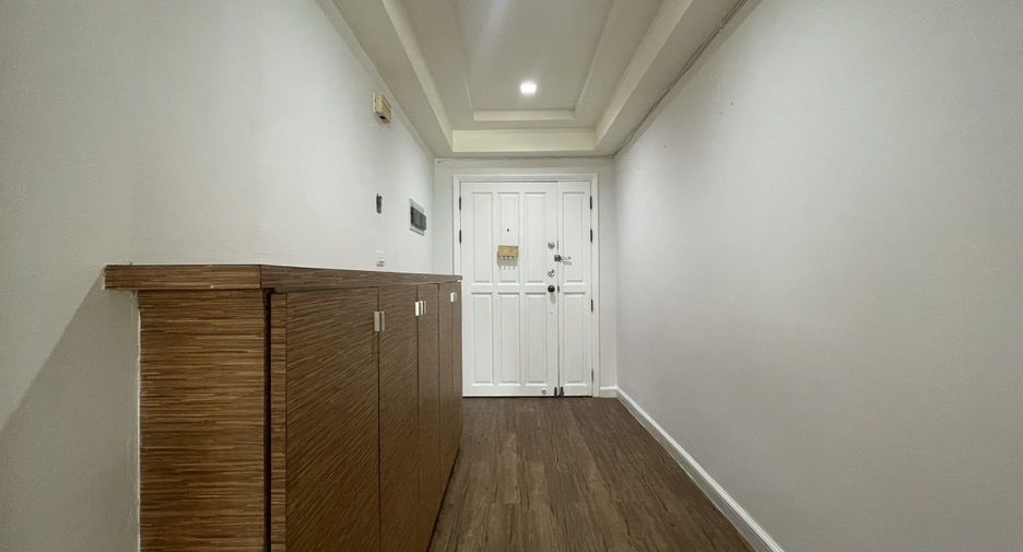 For sale 3 bedrooms condo in Watthana, Bangkok
