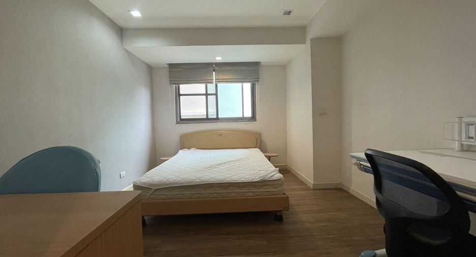 For sale 3 bedrooms condo in Watthana, Bangkok