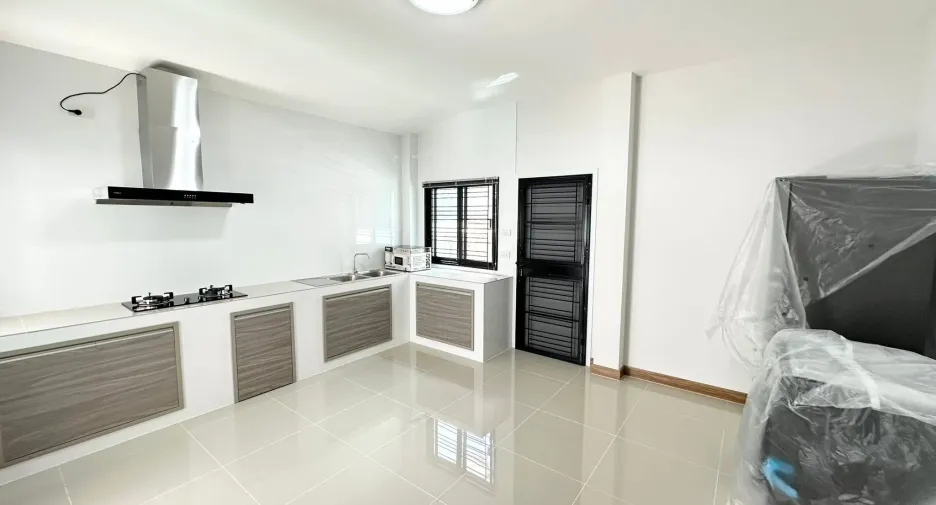 For rent 4 ベッドルーム house in Saraphi, Chiang Mai