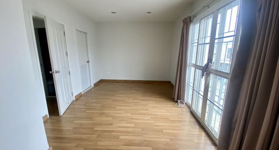 For sale 3 bedrooms townhouse in Prawet, Bangkok