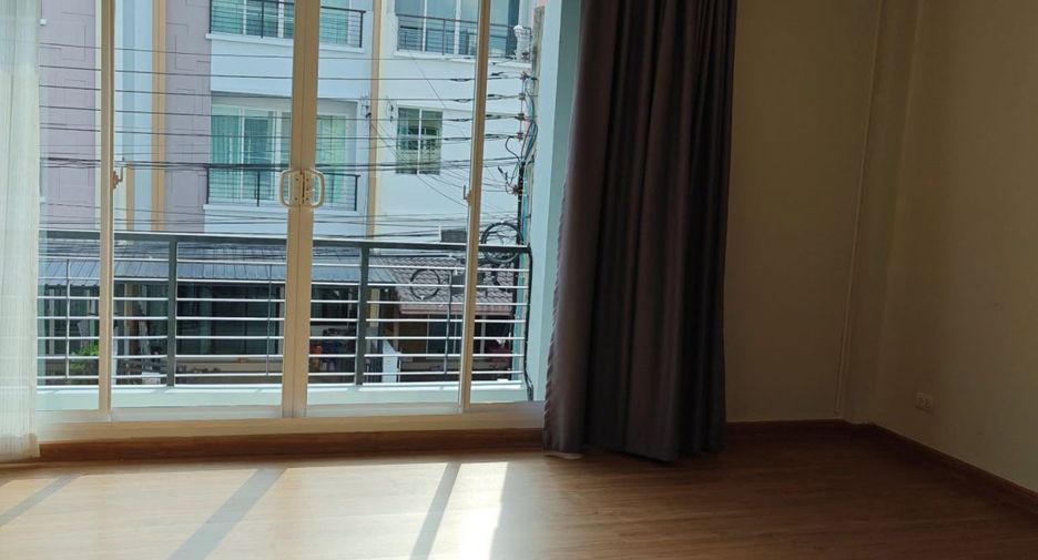 For sale and for rent 3 bedrooms townhouse in Lat Phrao, Bangkok