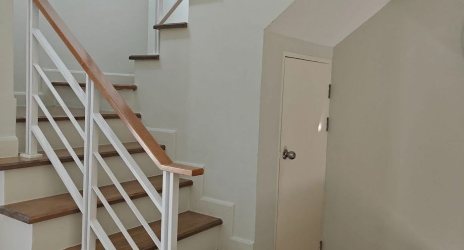 For sale and for rent 3 bedrooms townhouse in Lat Phrao, Bangkok