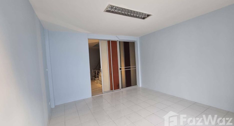 For sale 4 bedrooms townhouse in Wang Thonglang, Bangkok