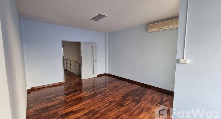 For sale 4 bedrooms townhouse in Wang Thonglang, Bangkok