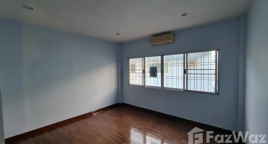 For sale 4 bedrooms townhouse in Wang Thonglang, Bangkok