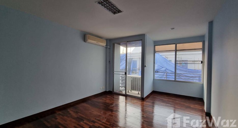 For sale 4 bedrooms townhouse in Wang Thonglang, Bangkok