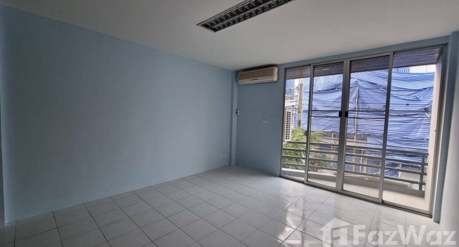 For sale 4 bedrooms townhouse in Wang Thonglang, Bangkok