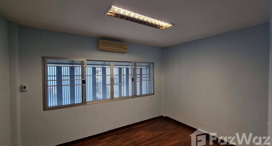 For sale 4 bedrooms townhouse in Wang Thonglang, Bangkok