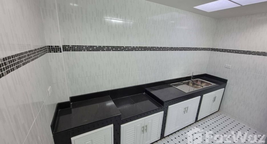 For sale 4 bedrooms townhouse in Wang Thonglang, Bangkok