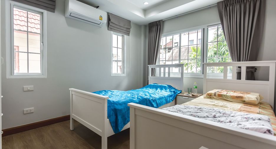 For sale 3 bedrooms townhouse in Bang Na, Bangkok