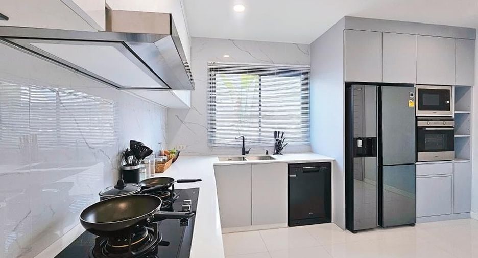 For sale 4 bedrooms villa in Saraphi, Chiang Mai