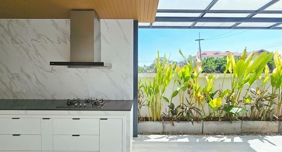 For sale 4 bedrooms villa in Saraphi, Chiang Mai