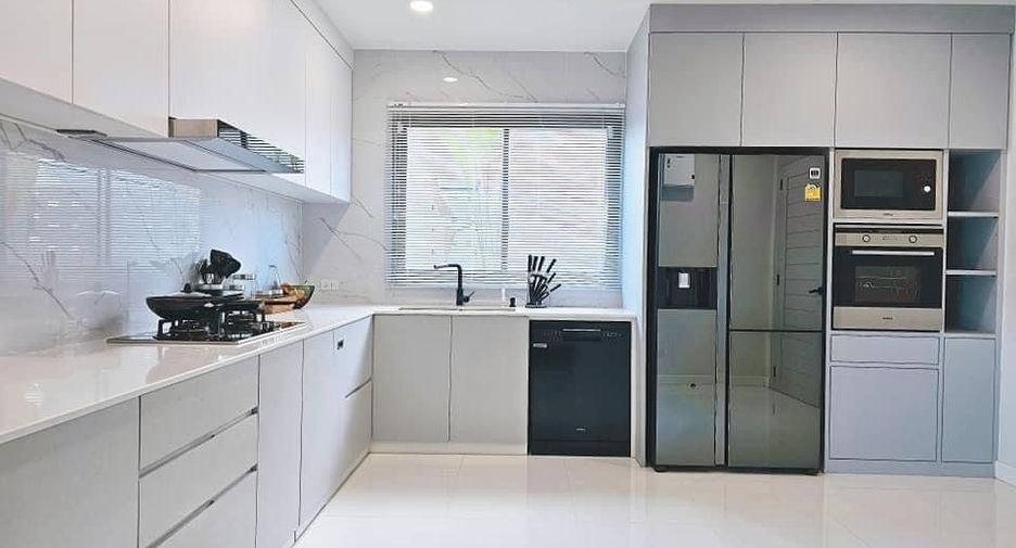 For sale 4 bedrooms villa in Saraphi, Chiang Mai