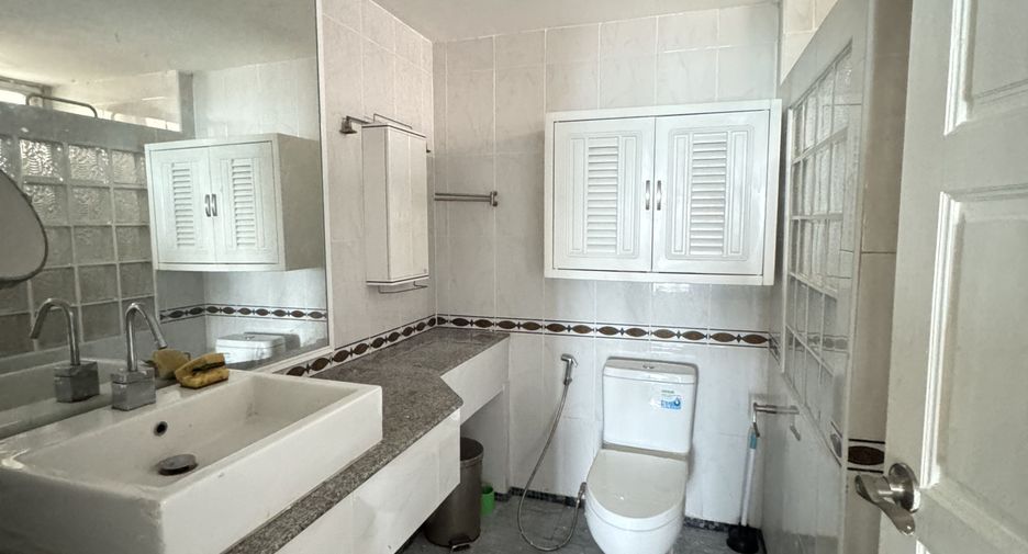 For sale そして for rent 3 ベッドルーム condo in Sattahip, Chonburi